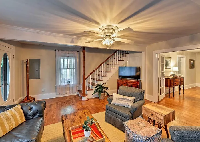 New Bern Home With Yard, Grill And Walkable Location