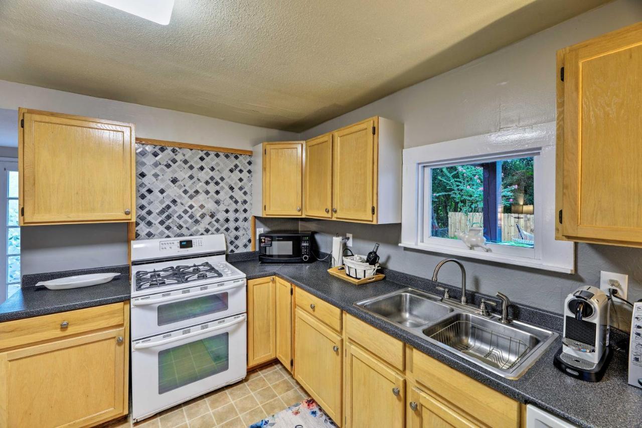 With Yard, Grill And Walkable Location Hébergement de vacances